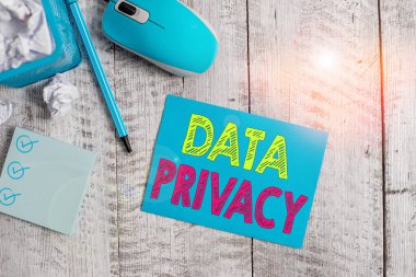 Veri Mahremiyetini gösteren bir not yazıyorum. İlgisi olmayan üçüncü şahıslardan gelen hassas verilerin korunmasını gösteren iş fotoğrafı çöp kutusuna kağıt ve ahşap zemin üzerinde bilgisayar faresi buruşturdu.