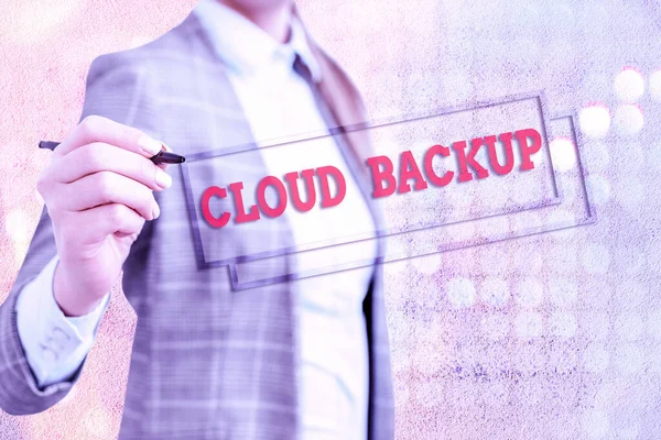 Escrita de mão conceitual mostrando Cloud Backup. Exibição de fotos de negócios permitem que os clientes acessem remotamente os serviços do provedor . — Fotografia de Stock
