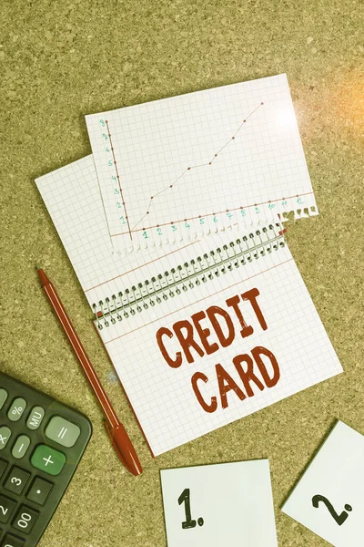 Słowo pisanie tekstu Karta kredytowa. Business concept for card that allows you to loan money against a line of credit Desk notebook paper office cardboard paper study supplies table chart. — Zdjęcie stockowe