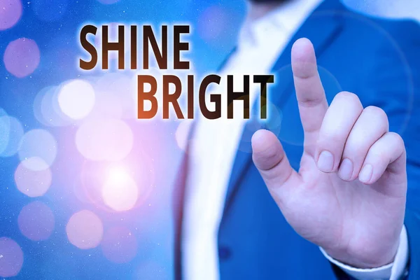 Teksten met Shine Bright erop. Conceptuele foto maken een poging om normaal te leven in een moeilijke situatie. — Stockfoto