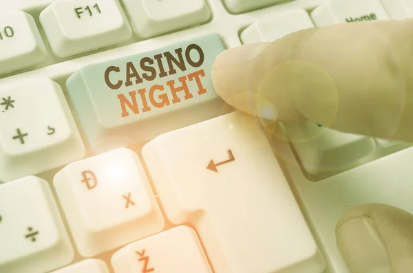 Píšu text Casino Night. Obchodní koncept pro akci, kde můžete zažít zábavu hraní v reálném kasinu. — Stock fotografie