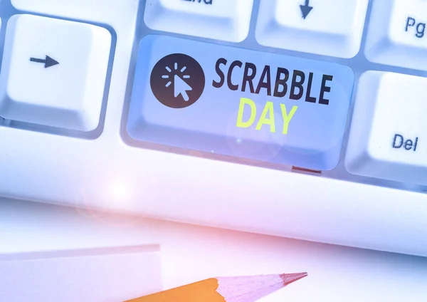 Texte manuscrit Scrabble Day. Concept signifiant un jour pour célébrer le jeu de société populaire créé en 1938 . — Photo