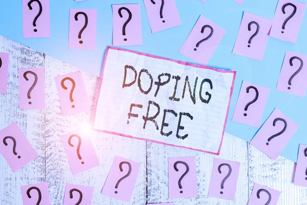 Testo scritto a mano Doping Free. Concetto che significa dimostrato di non usare alcuna sostanza per migliorare illegalmente le carte scarabocchiate e sbriciolate atletiche con cartone spesso sopra il tavolo di legno . — Foto Stock