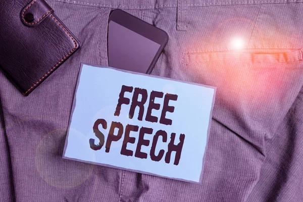 Scrivere testi a mano Free Speech. Concetto che significa il diritto di mostrare di esprimere pubblicamente le proprie opinioni Dispositivo smartphone all'interno di pantaloni tasca frontale con portafoglio e carta da lettere . — Foto Stock