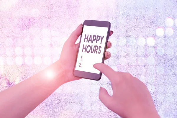 Happy Hours 'u gösteren bir not yazıyorum. Bir barda ya da restoranda içkiler indirimli fiyattan satıldığında iş fotoğraflarının sergilenmesi. — Stok fotoğraf