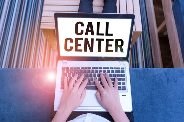Handschriftliches Textschreiben Call Center. Konzept eines Büros, in dem viele Telefonate abgewickelt werden. — Stockfoto
