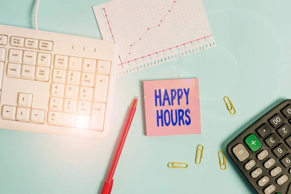 Happy Hours 'un el yazısı. Kavram, barlarda ya da restoranlarda içkiler indirimli fiyattan satıldığında anlamına gelir. Kağıt mavi masa bilgisayarı, klavye çalışma, not defteri çizelgesi notları.. — Stok fotoğraf