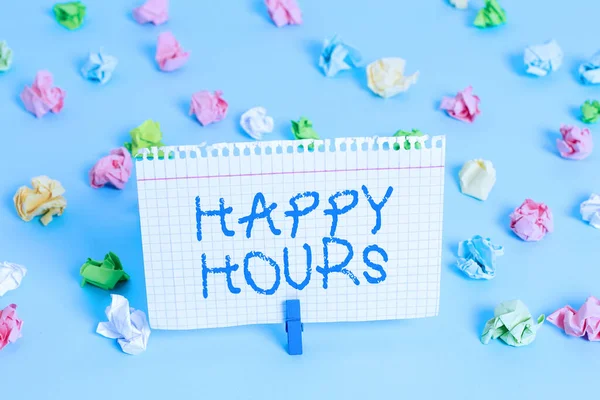 Happy Hours 'u gösteren kavramsal el yazısı. Bir barda ya da restoranda içkiler indirimli fiyattan satıldığında iş fotoğraflarının sergilenmesi. Kırışmış kağıtlar boş mavi hatırlatıcı zemin mandalı.. — Stok fotoğraf