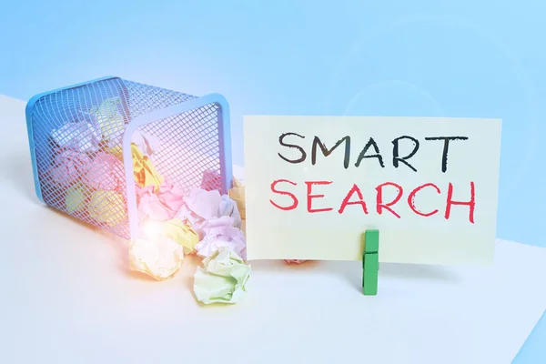 Escritura a mano escritura de texto Smart Search. Concepto que significa herramienta utilizada en el software de grabación para la búsqueda basada en el movimiento Papelera papelera arrugada pinza de ropa vacía recordatorio suministros de oficina inclinado . —  Fotos de Stock