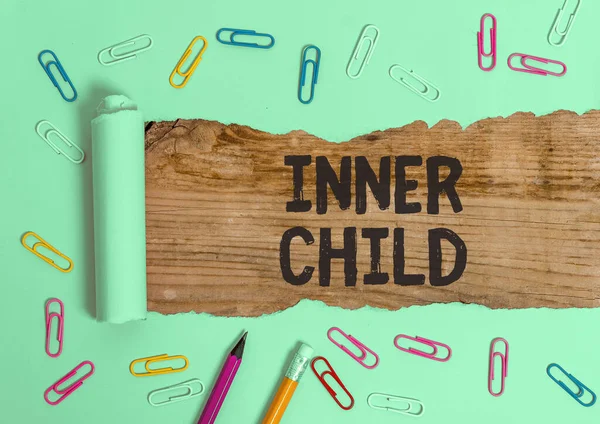 Inner Child 'ı gösteren bir not yazıyorum. İş fotoğraflarında genellikle gösterinin gizli bir parçası olan çocuksu şeyler gösteriliyor..
