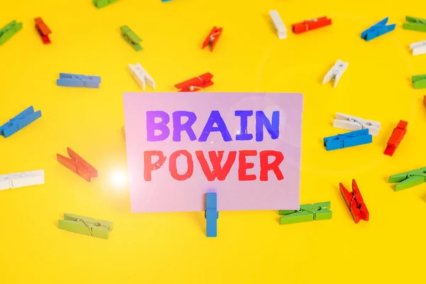 Scrittura di testo a mano Brain Power. Concetto significato Capacità di comprendere Per capire e trarre profitto dall'esperienza Carte colorate molletta vuoto promemoria giallo pavimento fondo ufficio . — Foto Stock