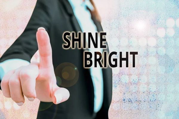 Znak tekstowy pokazujący Shine Bright. Koncepcyjne zdjęcie starają się żyć normalnie, gdy w trudnej sytuacji. — Zdjęcie stockowe