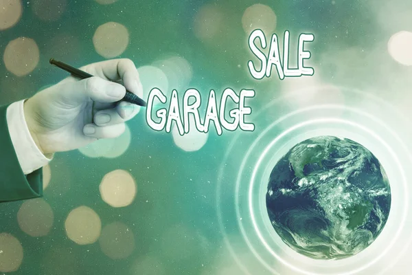 Garaj satışını gösteren kavramsal el yazısı. Bu görüntünün garajında NASA tarafından döşenmiş çeşitli ev eşyalarının iş fotoğraflarının satışı.. — Stok fotoğraf