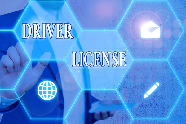 Konceptuální rukopis ukazující řidičský průkaz. Obchodní fotografie s dokumentem, který umožňuje demonstrovat řízení motorového vozidla. — Stock fotografie