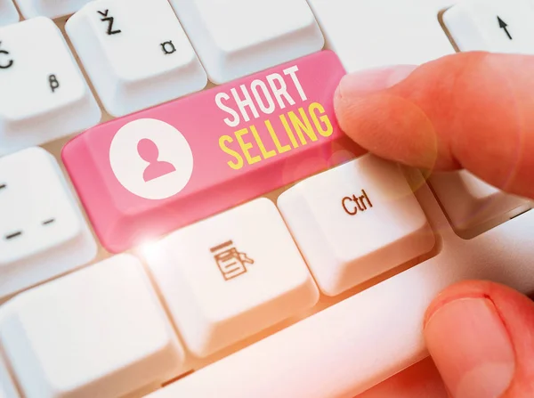 Texto de escrita de palavras Short Selling. Conceito de negócio para Ato de venda de um ativo que você não possui atualmente . — Fotografia de Stock