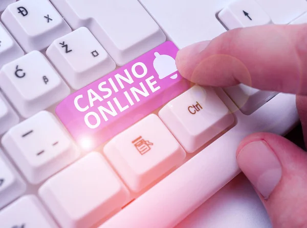 Записка, що показує казино онлайн. Бізнес-фото демонструє гравців, які можуть грати в казино через Інтернет.. — стокове фото