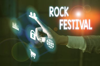 Rock Festivali 'ni gösteren bir not yazıyorum. Heavy metal türünün yer aldığı büyük ölçekli rock müzik konseri.