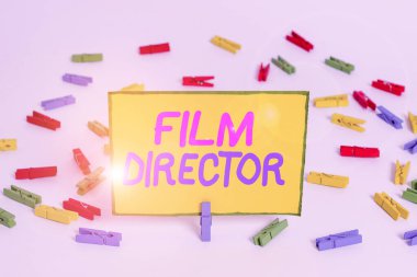 Film yönetmenini gösteren bir not yazıyorum. Renkli çamaşır iğnesinin yapımında ve yönetiminde kimin sorumlu olduğunu gösteren bir iş fotoğrafı. Boş hatırlatıcı beyaz zemin arka plan ofisi..