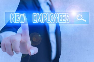 Yeni çalışanları gösteren bir not yazıyorum. İş fotoğrafçılığı daha önce örgüt tarafından işe alınmamıştı..