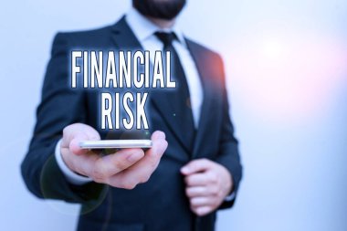 El yazısı metni Finansal Risk. Kavram, çeşitli risk türlerinin erkek giyiminin finansmanı ile ilişkili olduğu anlamına gelir resmi iş kıyafeti tutun akıllı yüksek teknoloji akıllı telefon kullanın.