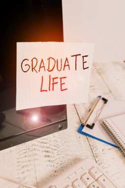 Mezuniyet hayatını gösteren bir not yazıyorum. İş fotoğrafı görüntüleme durumu ya da durum akademik diploma notlarını bitirdikten sonra klavyenin yanındaki siyah bilgisayar ekranına bantlanmış bir gösteri.