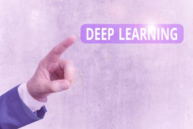 Deep Learning 'i gösteren bir not yazıyorum. Makine öğrenmesinde kullanılan algoritmaların koleksiyonunu gösteren iş fotoğrafı.