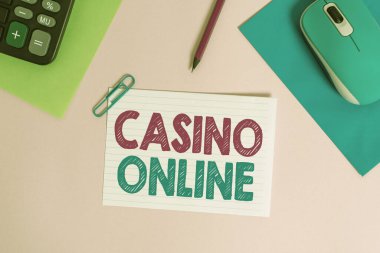 Casino Online 'ı gösteren bir not yazıyorum. İş fotoğrafçısı kumarbazlar online elektronik fare hesap makinesi kağıt kağıtları ataç işaretleyicili arka plan üzerinden kumarhane oyunlarına oynayabilir ve bahis oynayabilirler.