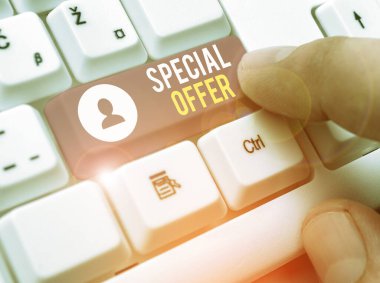 Kelime yazma metni Özel Teklif. Ücretsiz veya çok düşük bir fiyata sunulan ürün veya hizmet konsepti.