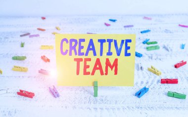 Yaratıcı Takımı gösteren kavramsal el yazısı. Reklam fikirleriyle gelen iş fotoğrafı sergisi grubu Yeşil Clothepin beyaz ahşap arka plan anımsatıcı ofis malzemesi.