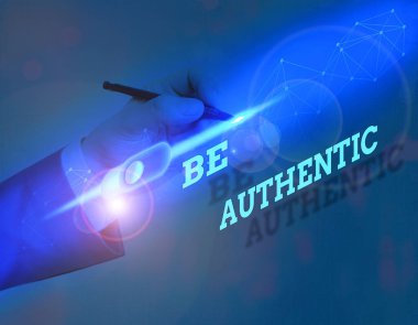 Be Authentic'ı gösteren metin işareti. Kavramsal fotoğraf Cesaret gerektiren ve kendine sadık kalan bir şey yap.