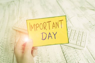 El yazısı önemli bir gün. Kavram demek daha iyi, daha büyük ya da daha farklı bir gün her zamanki gibi hatırlatıcı kare şeklinde kağıt beyaz klavye ahşap zemin tutan adamdan daha iyi, daha farklı.