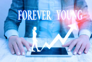 Forever Young 'ı gösteren bir not yazıyorum. Yaşı ne olursa olsun, taze ve kaygısız olmanın iş fotoğrafı sergiliyor..