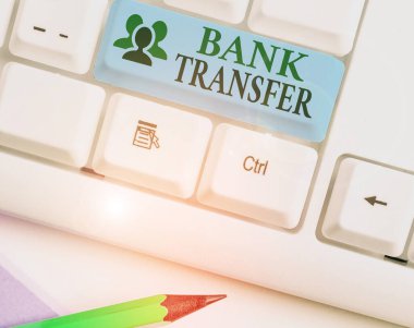 Banka Transferini gösteren metin işareti. Para bir banka hesabından diğerine gönderildiğinde kavramsal fotoğraf.