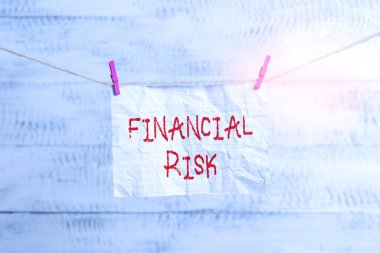 Finansal Risk 'in el yazısı metni. Kavrama derken, Clothesline çamaşır ipi dikdörtgeni şekilli kağıt anımsatıcı beyaz ahşap masa finansmanı ile ilişkili çeşitli risk türlerinden herhangi birini kastediyorum..