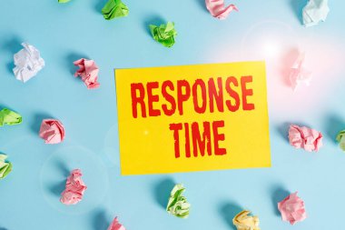 Tepki zamanını gösteren kavramsal el yazısı. İş fotoğrafı metni Bir gösterimin veya sistemin Renkli çamaşır iğnesi dikdörtgeni şeklindeki kağıdın mavi arka planına tepki vermesi için gereken süre.