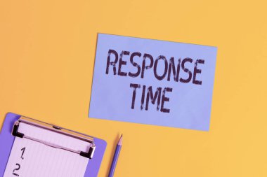 Tepki zamanını gösteren kavramsal el yazısı. İş fotoğrafı metni Bir gösterim ya da sistemin kağıt sayfa kare sayfa kalem renkli arkaplan tutan panoya tepki vermesi için gereken süre.