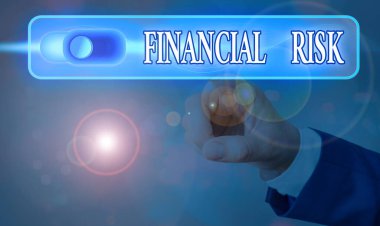 Finansal Riski gösteren bir not yazıyorum. Finansman ile ilişkili çeşitli risk türlerini gösteren iş fotoğrafı.
