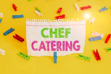 Kelime yazma aşçısı yemek servisi. Çeşitli etkinlikler için hizmet, yiyecek ve içecek sağlama konsepti Renkli çamaşır iğnesi kağıtları boş hatırlatıcı sarı zemin arka plan ofisi.