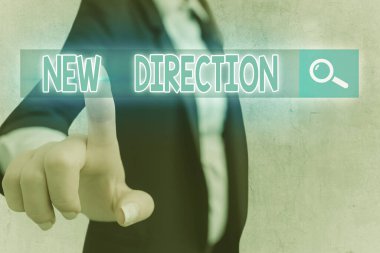 New Direction 'ı gösteren bir not yazıyorum. İş fotoğraflarının gösterildiği yerde birisi tamamen yeni bir şey yapmaya başlar..