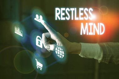 Huzursuz Zihni gösteren bir not yazıyorum. İş fotoğrafı gösterimi. Huzursuz olmayı kimin fazla düşündüğünü gösteriyor..