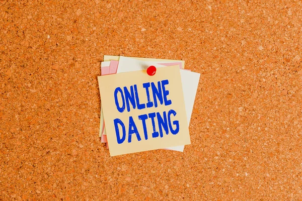 Υπογραφή κειμένου που δείχνει Online Dating. Εννοιολογική πρακτική φωτογραφία της αναζήτησης για ένα ρομαντικό εταίρο στο Διαδίκτυο Corkboard χρώμα χαρτί καρφίτσα μέγεθος πινέζα πινέζα πινέζα πίνακα διαφημίσεων φύλλο πίνακα ανακοινώσεων. — Φωτογραφία Αρχείου