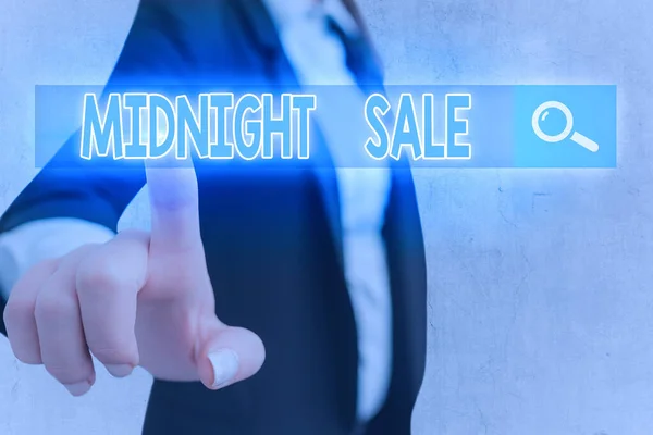 Escribiendo nota mostrando Midnight Sale. Tienda de escaparate de fotos de negocios estará abierto hasta la medianoche con un gran descuento a los artículos . —  Fotos de Stock