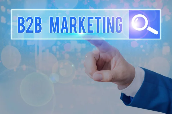 Escritura a mano de texto B2B Marketing. Concepto que significa comercialización de productos a empresas u otras organizaciones . — Foto de Stock