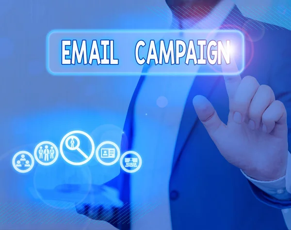 E- posta kampanyasını gösteren metin işareti. Kavramsal fotoğraf reklamları hedef alınan alıcılar listesine gönderilir. — Stok fotoğraf