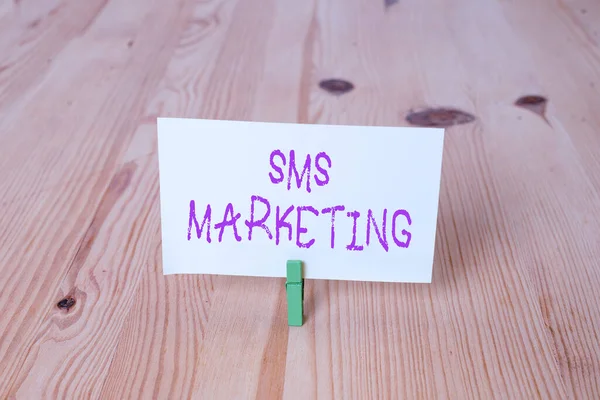 Conceptueel handschrift met Sms Marketing. Zakelijke foto presentatie Effectieve technologie voor het uitnodigen van klanten en klanten te behouden Houten vloer achtergrond groene waspin groef sleuf kantoor. — Stockfoto