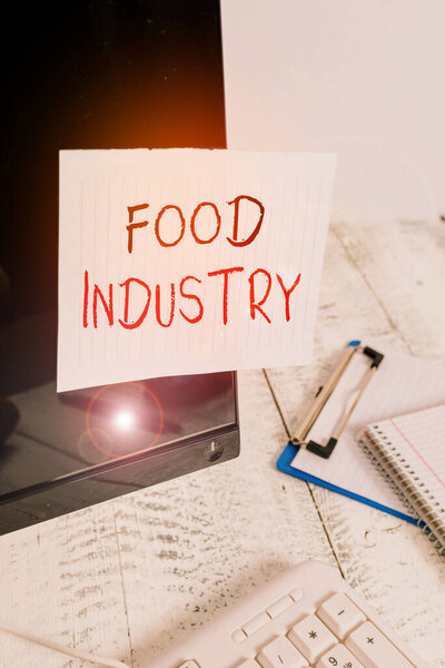 Записка, показывающая пищевую промышленность. Деловое фото, демонстрирующее разнообразные предприятия, поставляющие продукты питания для населения мира Примечание бумага, приклеенная к черному компьютеру рядом с клавиатурой и стационарным
.