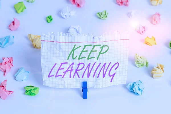 Pismo pisma Keep Learning. Koncepcja oznacza życie długo i samolubne dążenie do wiedzy i pomysłów Kolorowe pogniecione papiery puste przypomnienie biały podłoga tło szpilka do ubrań. — Zdjęcie stockowe