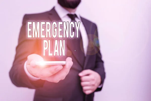 Texto a mano Plan de Emergencia. Concepto que significa curso de acción para mitigar el daño de eventos potenciales Traje de trabajo formal de desgaste humano masculino mantenga inteligente teléfono inteligente de alta tecnología use una mano . —  Fotos de Stock