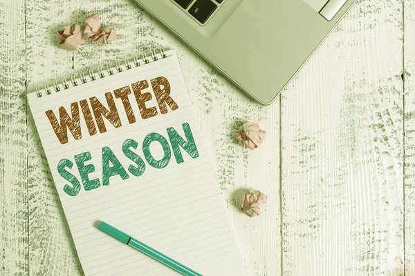 겨울 시즌을 보여 주는 개념적 손 글씨. 극지방 과 온대 지역 노트북에서 올해 가장 추운 계절을 보여 주는 비즈니스 사진들 이 나선형 메모지로 제작됐다.. — 스톡 사진