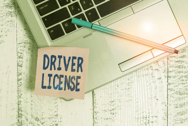 Handschrift tekst Rijbewijs. Concept betekent een document waarmee een demonstrerende autorijden Trendy slanke zilveren metalen laptop blanco sticky pad pen liggend vintage tafel. — Stockfoto